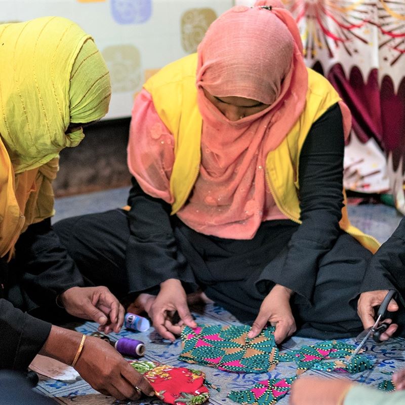 Kvinders produktion af genanvendelige hygiejnebind forebygger alvorlige infektioner i verdens største lejr for fordrevne. Sina Hasan/ DRC Bangladesh